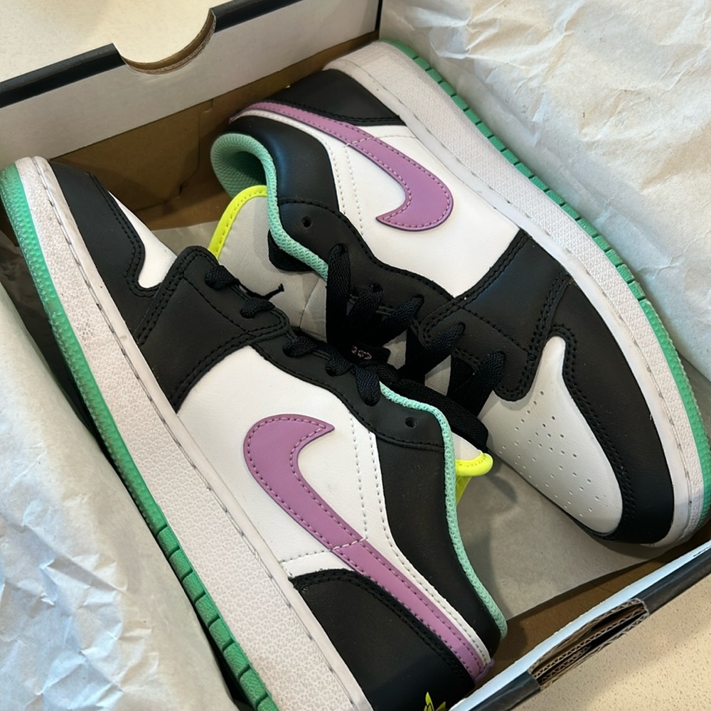 Women’s Jordan 1 Low Violet Shock